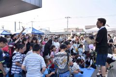 めむろみなくろ商店会のくるくる祭り　お菓子まきに子どもたちの歓声