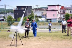 モデルロケットを飛ばす児童（池田町提供）