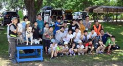 地域合同避難訓練に参加した児童と３頭の災害救助犬ら
