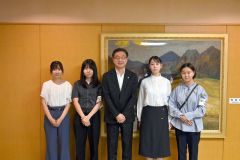 「常識を疑う柔軟さを持って」　米沢市長が柏葉高新聞局員と懇談 2