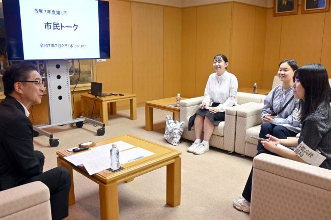 「常識を疑う柔軟さを持って」　米沢市長が柏葉高新聞局員と懇談
