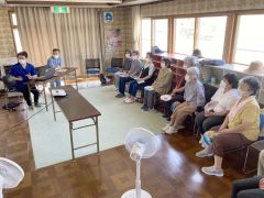 町内の介護予防自主グループ１０人に食生活を中心とした、がんの予防策などを伝えた