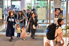 入場する来店客