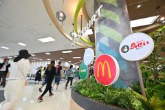新規入店した鳥せいやマクドナルドなどの看板