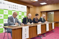 避難受け入れの防災協定を結んだ飯田町長と３寺院の住職