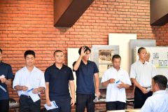 「選手宣誓」の文字が印字されたくじを引いた帯大谷の村上恵都主将（中央）