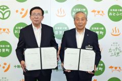 協定書を取り交わした若園社長（左）と小野町長