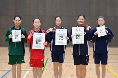賞状を手にする出場者。左から４位の海野杏奈、準優勝の春藤彩音、優勝の小室仁桜、３位の中村深結、５位の川原世莉