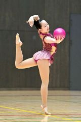 【個人戦・２種目目（ボール）】明るく演技する帯八の春藤彩音