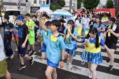 元気な掛け声を上げながら仮装姿で練り歩く生徒たち（４日午前１１時半ごろ、帯広市東２南７で。須貝拓也撮影）
