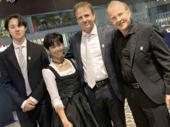 オーストリア代表としてピアノを演奏した加藤さん（左から２人目、加藤さん提供）