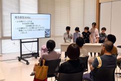 万博での学びを報告する児童ら