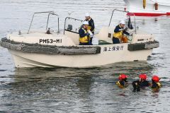 広尾海保による海中転落者救助訓練