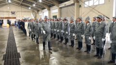 十勝三救難所の各所員を視閲する関係者ら
