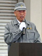 あいさつする亀田所長