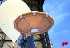 柔軟フレア型大気突入カプセル（中央）とヘリウムガスを充てんされたゴム気球ＢＳ２５－０５号機　（ＪＡＸＡ提供）
