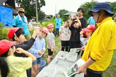 「発祥の地公園」の水辺に生息する魚などを捕獲して観察する子どもたち（金野和彦撮影）
