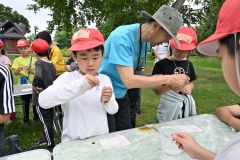 帯広東小学校自然観察会（金野和彦撮影）