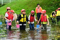 帯広東小学校自然観察会（金野和彦撮影）