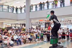 店舗中央で行われたパフォーマーＲＵＩの大道芸には多くの来場客が足を止めた（５日午前１１時１５分ごろ、塩原真撮影）