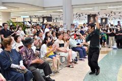 店舗中央で行われたパフォーマーＲＵＩの大道芸には多くの来場客が足を止めた（５日午前１１時１５分ごろ、塩原真撮影）