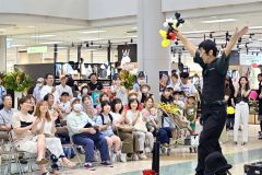 店舗中央で行われたパフォーマーＲＵＩの大道芸には多くの来場客が足を止めた（５日午前１１時１５分ごろ、塩原真撮影）