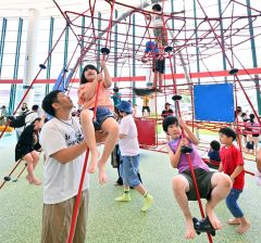 屋内遊技施設に子どもの歓声　グランドオープンのフレスポ　初の週末・開店前５００人が列