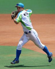 【東京都二次予選２回戦・セガサミー―ＮＴＴ東日本】５回２死一、三塁、セガサミーの宮浦柚基が二ゴロをさばき、ピンチを切り抜ける（大賀章好撮影）