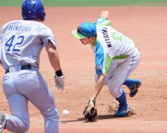 【東京都二次予選２回戦・セガサミー―ＮＴＴ東日本】５回２死一、三塁、セガサミーの宮浦柚基が二ゴロをさばき、ピンチを切り抜ける（大賀章好撮影）