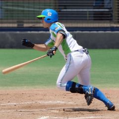 【東京都二次予選２回戦・セガサミー―ＮＴＴ東日本】３回２死、セガサミーの宮浦柚基が右安打を放つ（大賀章好撮影）