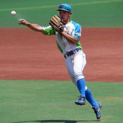 【東京都二次予選２回戦・セガサミー―ＮＴＴ東日本】５回２死一、三塁、セガサミーの宮浦柚基が二ゴロをさばき、ピンチを切り抜ける（大賀章好撮影）
