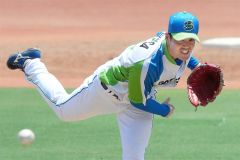 【東京都二次予選２回戦・セガサミー―ＮＴＴ東日本】４回１死一、二塁のピンチで救援登板するセガサミーの陶久亮太（大賀章好撮影）
