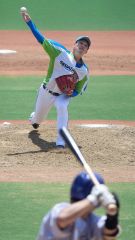 【東京都二次予選２回戦・セガサミー―ＮＴＴ東日本】４回１死一、二塁のピンチで救援登板するセガサミーの陶久亮太（大賀章好撮影）
