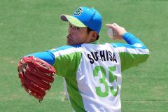 【東京都二次予選２回戦・セガサミー―ＮＴＴ東日本】４回１死一、二塁のピンチで救援登板するセガサミーの陶久亮太（大賀章好撮影）