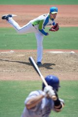 【東京都二次予選２回戦・セガサミー―ＮＴＴ東日本】４回１死一、二塁のピンチで救援登板するセガサミーの陶久亮太（大賀章好撮影）