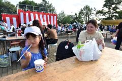 かき氷を味わう子ども