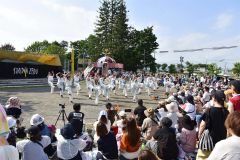 ダンスチームによるパフォーマンス