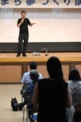 本別「本のまち夢づくり講演会」で参加者と対話する佐藤さん
