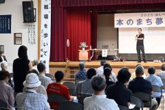 本別「本のまち夢づくり講演会」で参加者と対話する佐藤さん