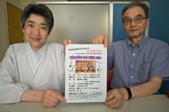 雅楽体験会をＰＲする音更雅楽会の（右から）齊藤会長と音更神社の齋藤権禰宜