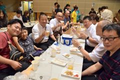 飲み物や食べ物を楽しむ参加者