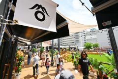 オープンに合わせて多くの親子連れらが来場した藤丸パーク（６日、午前１１時４５分ごろ、塩原真撮影）