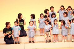 市内２幼稚園の園児が歌声を響かせた「童謡まつり」（つつじが丘幼稚園年少児）