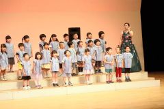 つつじが丘幼稚園年長とレチェコリーネがコラボした「赤い山青い山白い山」
