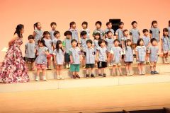 つつじが丘幼稚園年長とレチェコリーネがコラボした「赤い山青い山白い山」