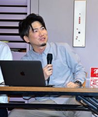 日高山脈の撮影について語る北井さん