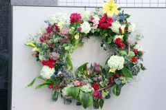 会員たちが家庭の庭先から持ち寄った草花で共同制作したアレンジメント