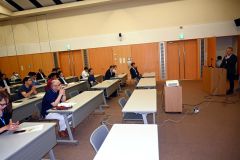 柏尾氏の説明を真剣に聞く参加者