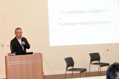 「帯広食べ歩きまち」の必要性について説明する柏尾氏