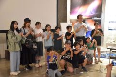参加者と拡張ミッション「はやぶさ２＃」のシャープ記号を指で作って記念撮影